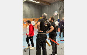 Saint Arnoult - Tir Salle 18m - 01 - Jean et Gabriélé au pas d'attente avant le tir de leur série